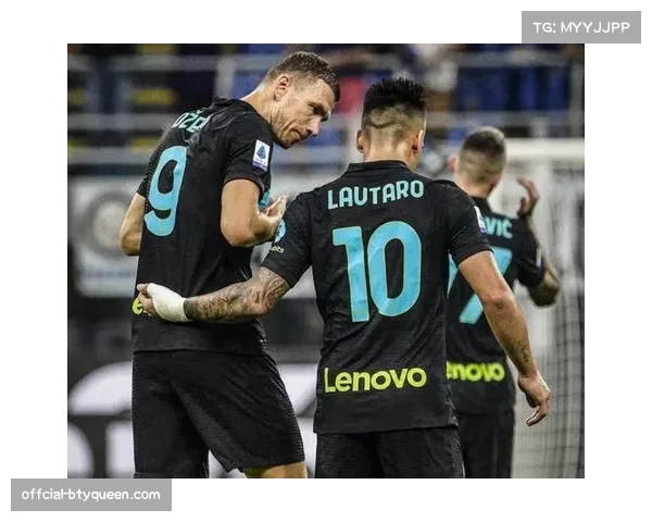 哈兰德赛后与劳塔罗交换球衣，两人在场边长时间交谈